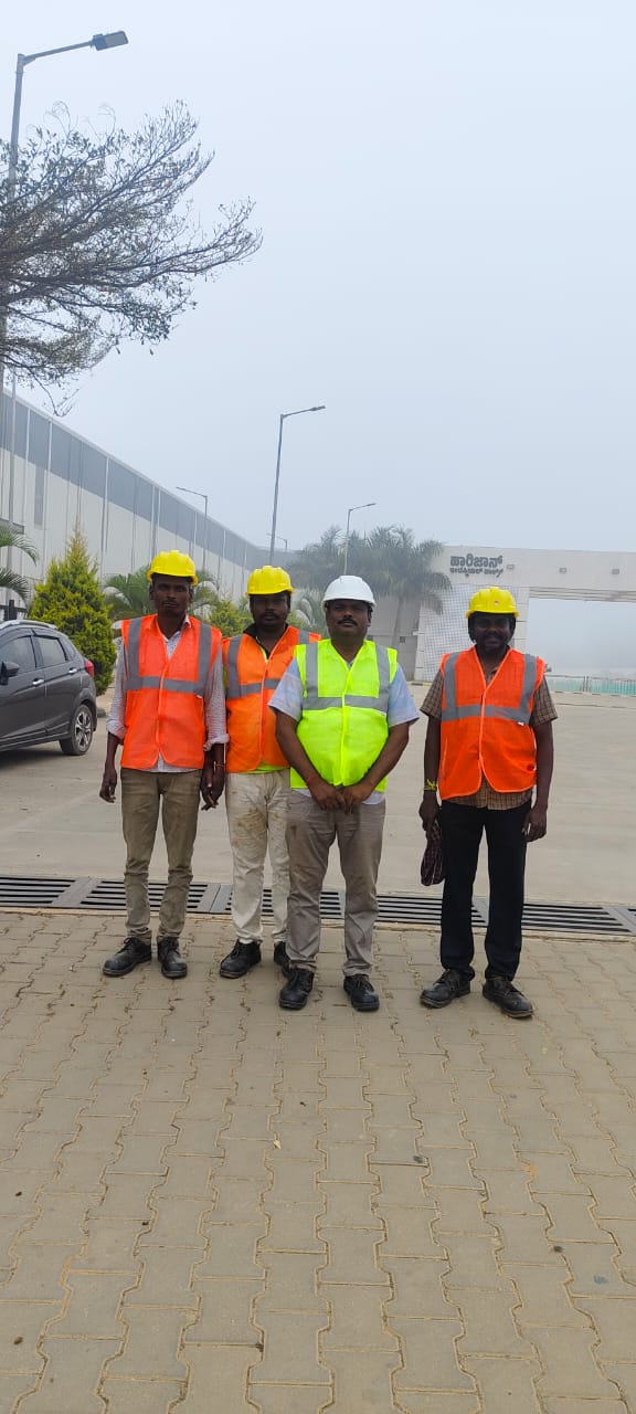 Driving pit with shoring and shuttering